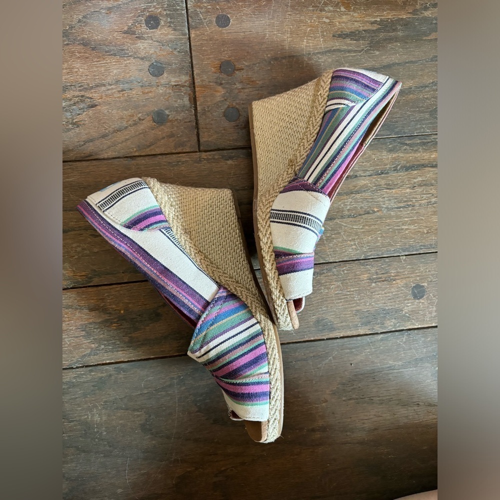 Toms Wedge Sandals Size 9 colorful striped summer Resortwear